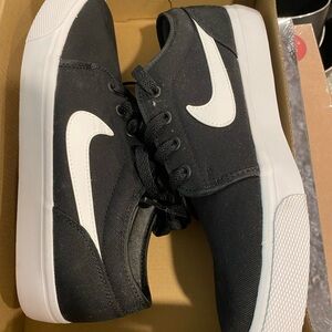 Size 8 Nike Tiki Low Txt
